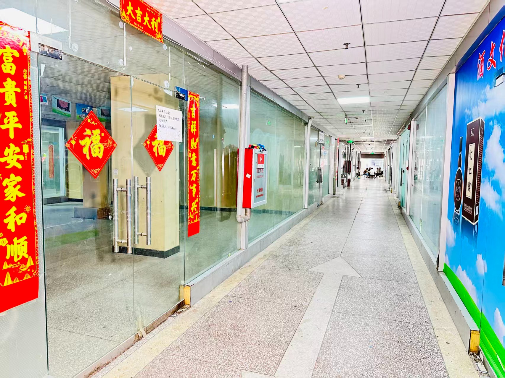 园区位于洛阳市老城区春都路商贸核心区域，周边商业氛围成熟，交通便利，配套完善。依托传统副食品商贸资源，园区具备良好的经营基础和人气优势，是企业办公、商品展示、批发零售及创业发展的理想选择。