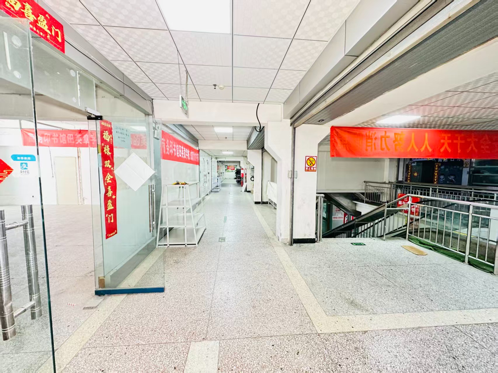引入人工智能技术应用场景，推动AI与商业、零售、电商、企业服务等领域融合发展。
